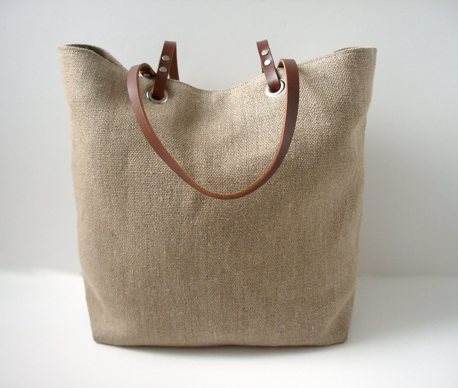 Linen beach bag with leather handle