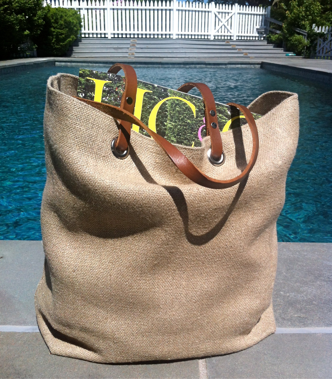Linen beach bag with leather handle