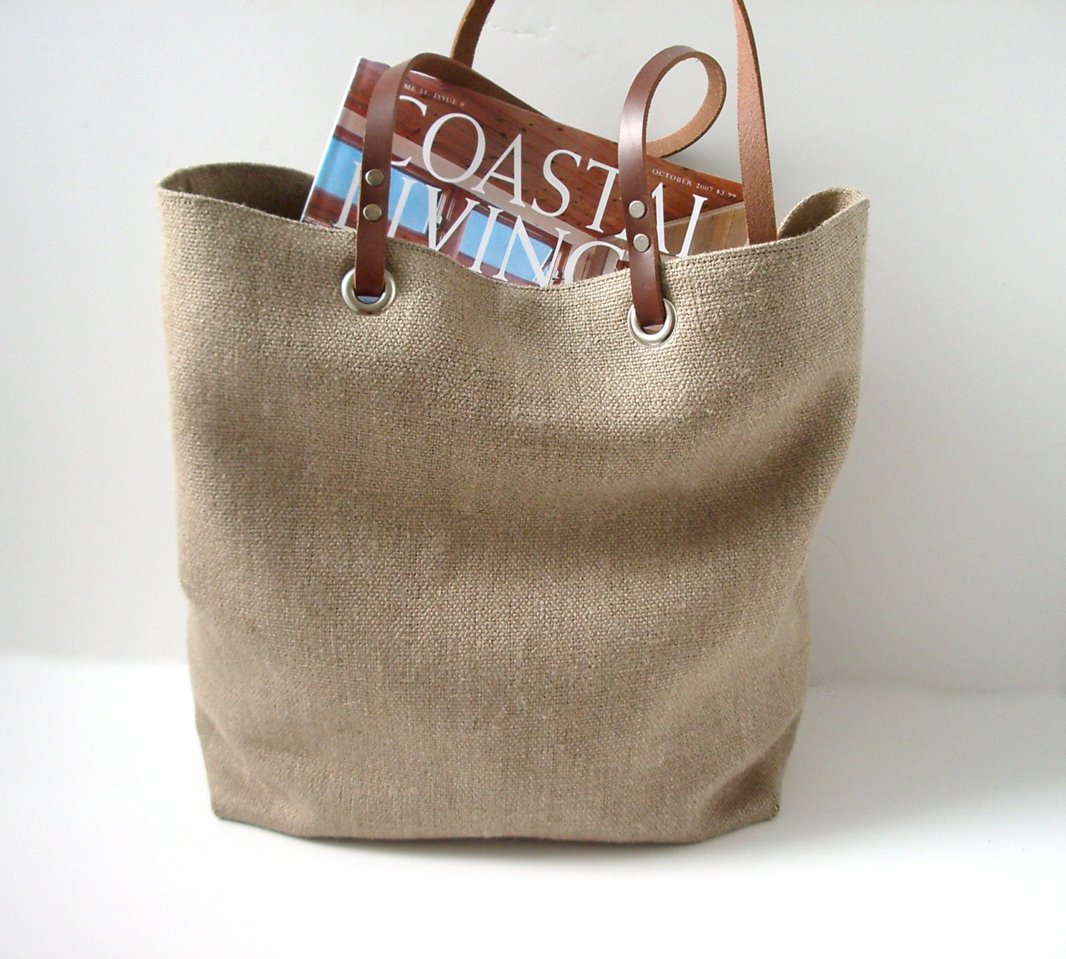 Linen beach bag with leather handle